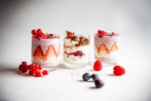 Veganes Cremedessert im Glas beim Brunch in Südtirol