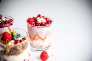 Veganes Cremedessert im Glas beim Brunch in Südtirol