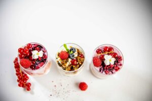 Zuckerfreie Creme-Desserts im Glas mit Erdbeeren – handgemacht von GOLDEN TREATS by Edi.