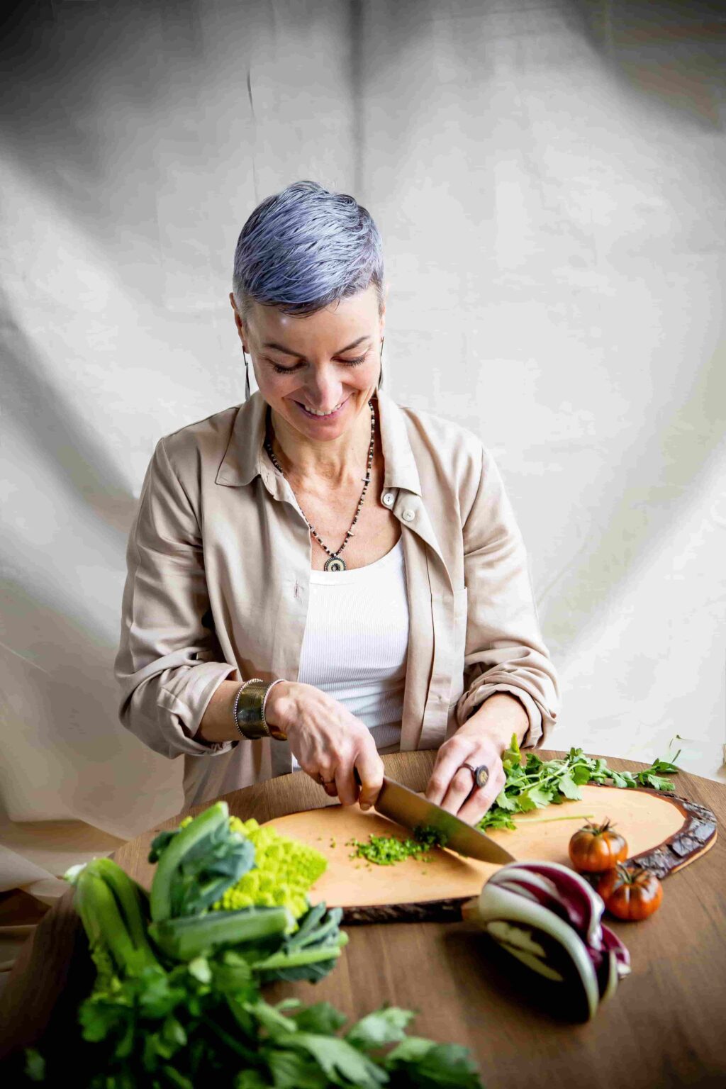 Edi bereitet frische, gesunde Speisen im Rahmen ihrer ganzheitlichen Ernährungsberatung GOLDEN NUTRITION zu