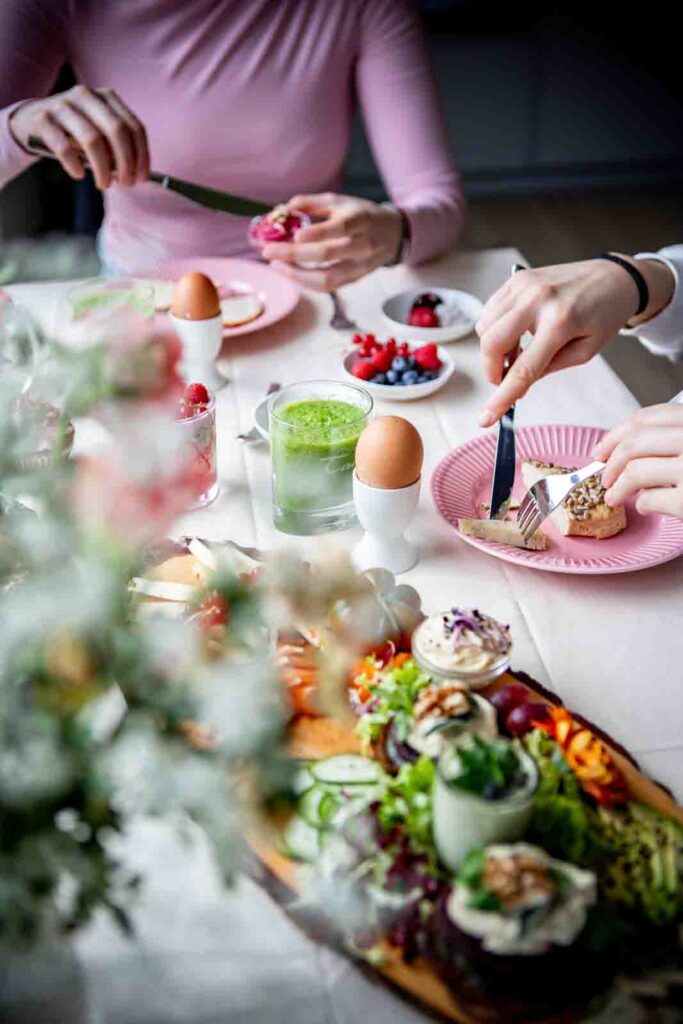 Gäste genießen veganen und glutenfreien Brunch in Südtirol bei Golden Hour