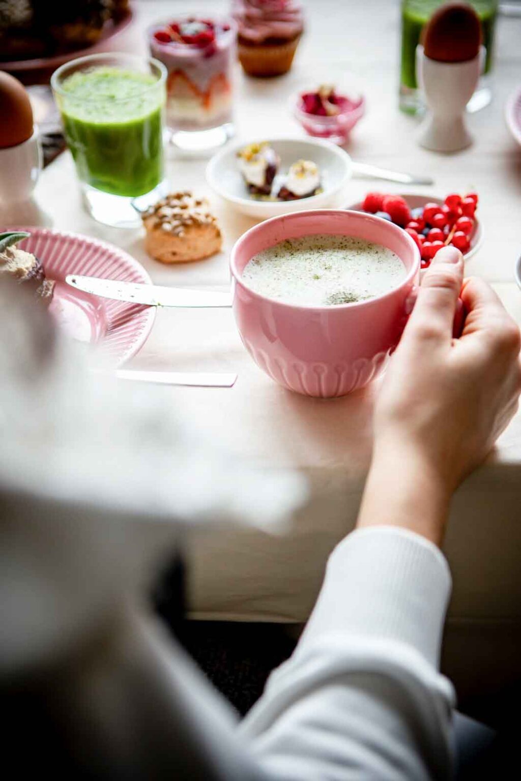Matcha trinken beim veganen Brunch in Südtirol im Burggrafenamt
