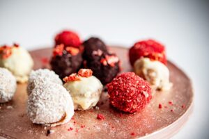 Energiekugeln vegan und zuckerfrei von golden hour by edi
