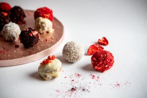 Energiekugeln vegan und zuckerfrei von golden hour by edi